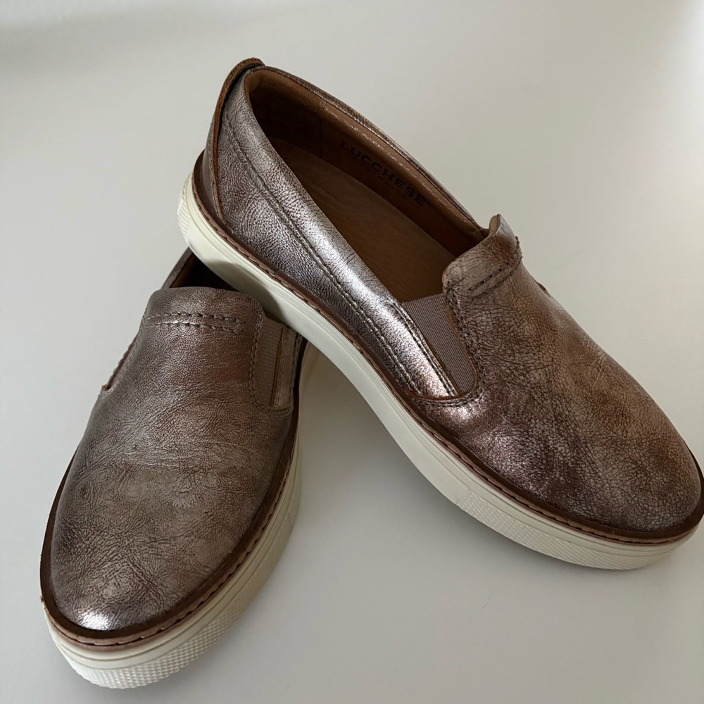 ‼️👙3-10$$ OFF SumMeR sALe‼️ Lucchese Bootmaker Metallic Leather Slip-on.  Sz 6.5